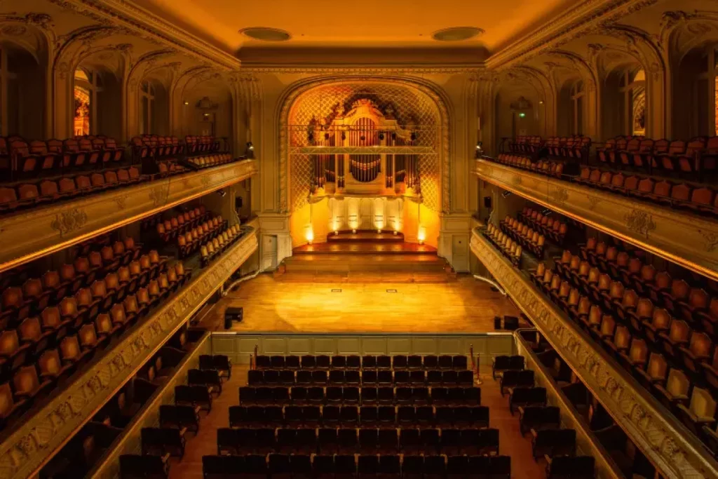 La Salle Gaveau, située au cœur de Paris, est une salle de concert emblématique. Dans son style néo-classique et avec son acoustique exceptionnelle elle a accueilli certains des plus grands musiciens du XXe siècle et reste un lieu privilégié pour les mélomanes, conjuguant élégance et histoire musicale dans un cadre intimiste et prestigieux.