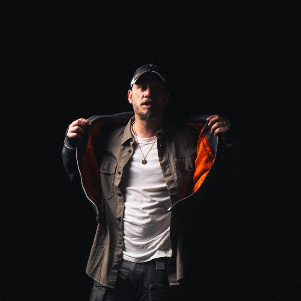 Le rappeur Dooz Kawa s’apprête à dévoiler une œuvre inédite, bien plus qu’un simple album : un véritable « opus » . Ce projet ambitieux s’aventure hors des sentiers battus du hip-hop pour explorer les univers de la musique classique et baroque.