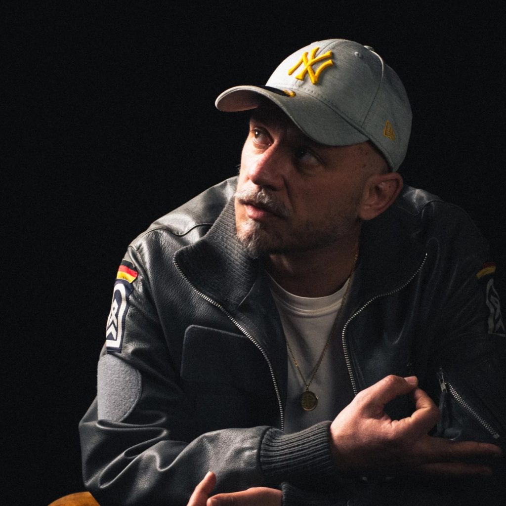 Le rappeur Dooz Kawa s’apprête à dévoiler une œuvre inédite, bien plus qu’un simple album : un véritable « opus » . Ce projet ambitieux s’aventure hors des sentiers battus du hip-hop pour explorer les univers de la musique classique et baroque.