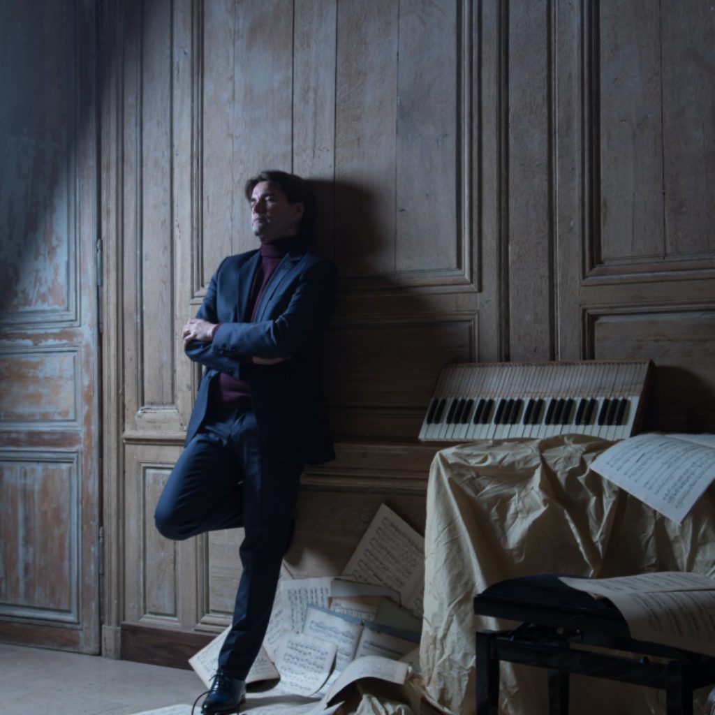 Le pianiste Nicolas Horvath, véritable aventurier du piano, explore avec les 88 touches de son piano tous les répertoires : classique, expérimental, minimaliste et propose un nouvel album « Nocturnes Secrets » , consacré aux Nocturnes de Chopin.