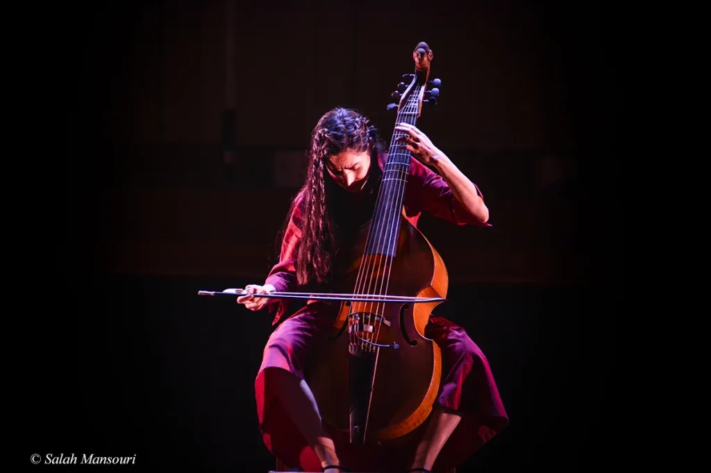 Concert Clash Phénix de Mourad Merzouki, dans la salle Gaveau à Paris avec la Compagnie Kafig et Lucile Boulanger à la viole de gambe