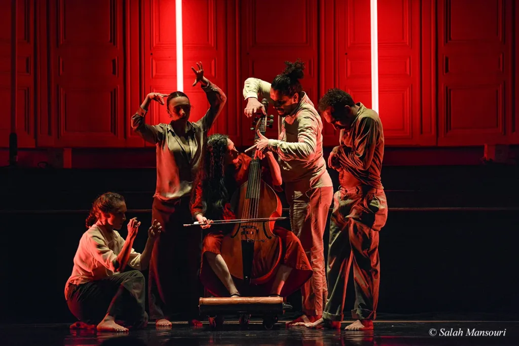 Concert Clash Phénix de Mourad Merzouki, dans la salle Gaveau à Paris avec la Compagnie Kafig et Lucile Boulanger à la viole de gambe