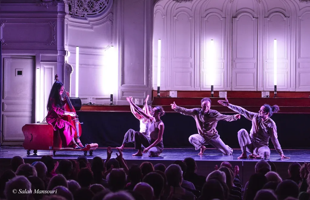 Concert Clash Phénix de Mourad Merzouki, dans la salle Gaveau à Paris avec la Compagnie Kafig et Lucile Boulanger à la viole de gambe