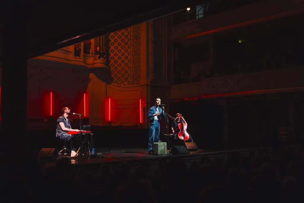 Concert Clash Phénix de Mourad Merzouki, dans la salle Gaveau à Paris avec la Compagnie Kafig et Lucile Boulanger à la viole de gambe