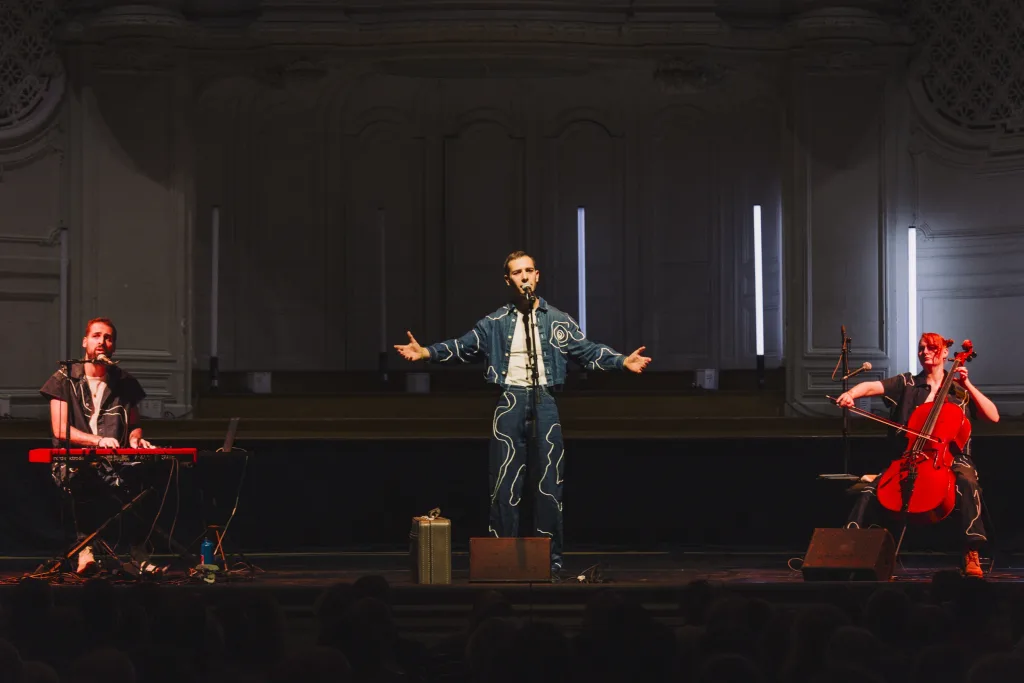 Concert Clash Phénix de Mourad Merzouki, dans la salle Gaveau à Paris avec la Compagnie Kafig et Lucile Boulanger à la viole de gambe