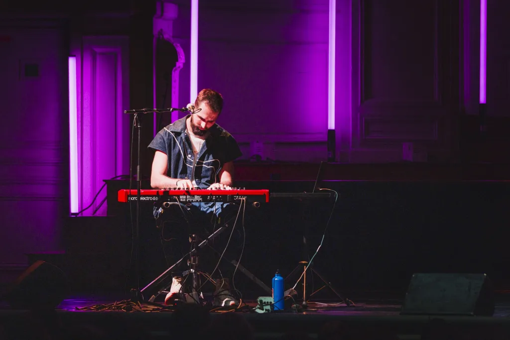 Concert Clash Phénix de Mourad Merzouki, dans la salle Gaveau à Paris avec la Compagnie Kafig et Lucile Boulanger à la viole de gambe
