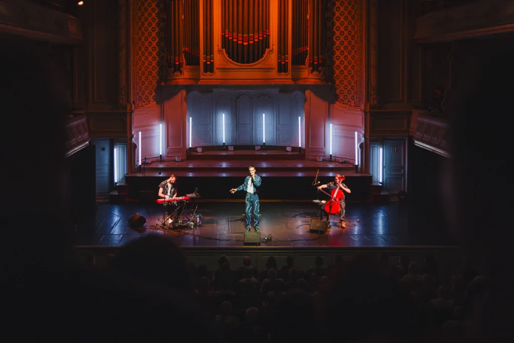 Concert Clash Phénix de Mourad Merzouki, dans la salle Gaveau à Paris avec la Compagnie Kafig et Lucile Boulanger à la viole de gambe