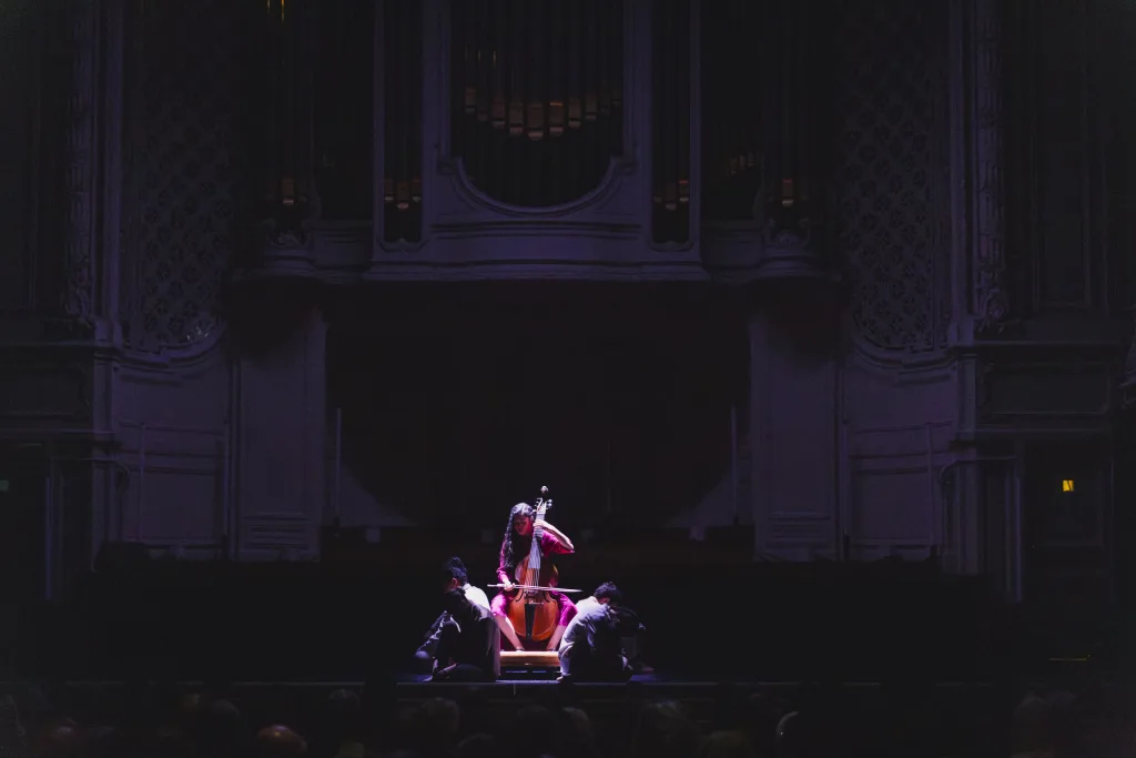 Concert Clash Phénix de Mourad Merzouki, dans la salle Gaveau à Paris avec la Compagnie Kafig et Lucile Boulanger à la viole de gambe