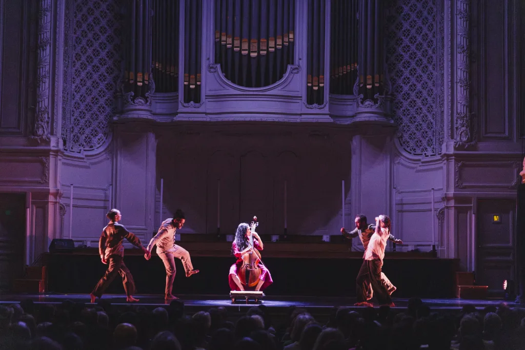 Concert Clash Phénix de Mourad Merzouki, dans la salle Gaveau à Paris avec la Compagnie Kafig et Lucile Boulanger à la viole de gambe