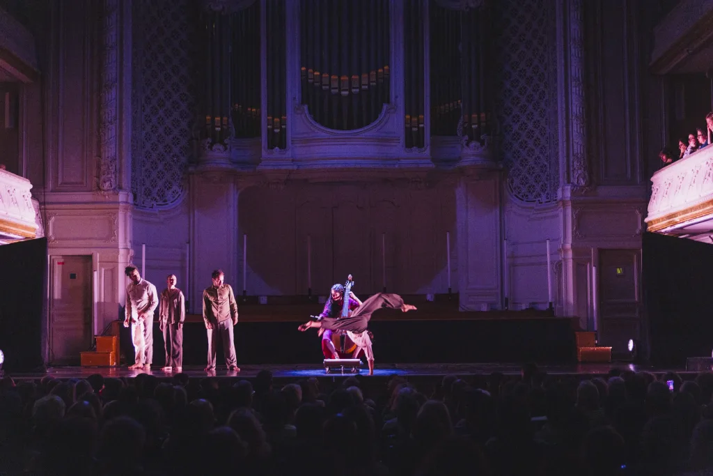 Concert Clash Phénix de Mourad Merzouki, dans la salle Gaveau à Paris avec la Compagnie Kafig et Lucile Boulanger à la viole de gambe