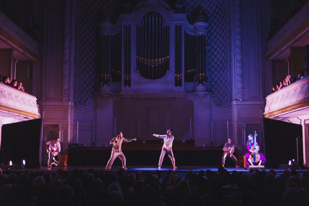 Concert Clash Phénix de Mourad Merzouki, dans la salle Gaveau à Paris avec la Compagnie Kafig et Lucile Boulanger à la viole de gambe