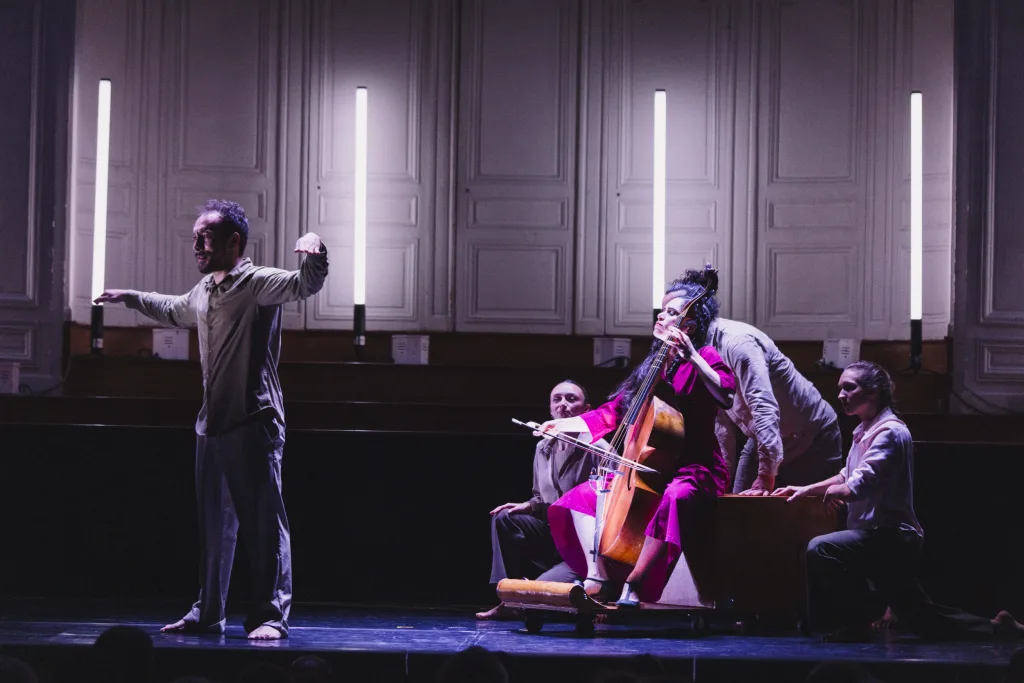 Concert Clash Phénix de Mourad Merzouki, dans la salle Gaveau à Paris avec la Compagnie Kafig et Lucile Boulanger à la viole de gambe