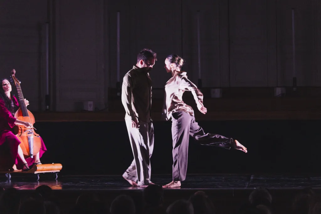 Concert Clash Phénix de Mourad Merzouki, dans la salle Gaveau à Paris avec la Compagnie Kafig et Lucile Boulanger à la viole de gambe