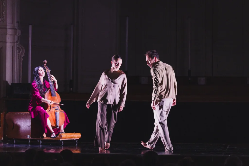 Concert Clash Phénix de Mourad Merzouki, dans la salle Gaveau à Paris avec la Compagnie Kafig et Lucile Boulanger à la viole de gambe