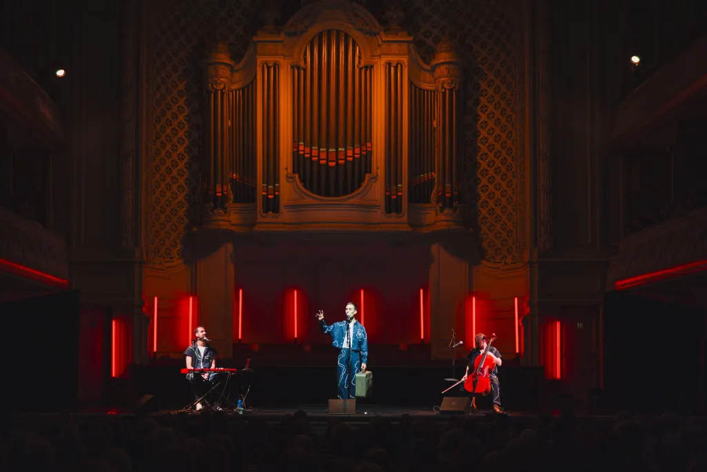 Concert Clash Phénix de Mourad Merzouki, dans la salle Gaveau à Paris avec la Compagnie Kafig et Lucile Boulanger à la viole de gambe
