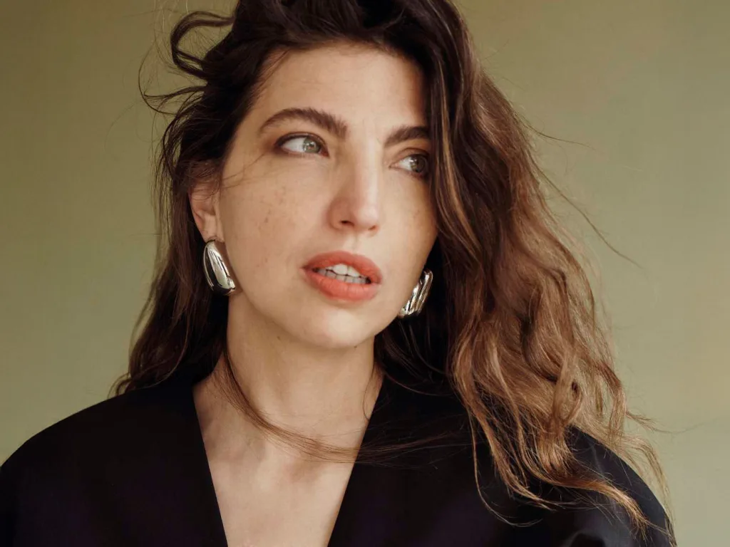 Clou,autrice-compositrice-interprète, poétesse et illustratrice.